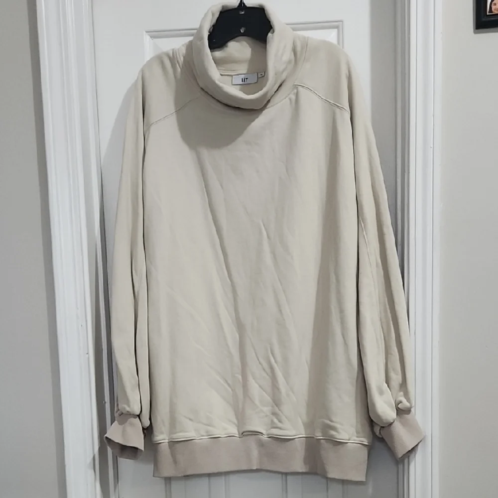 Cozy Oversized Two Tone Turtleneck Sweater With Pockets - Picture 2 of 10